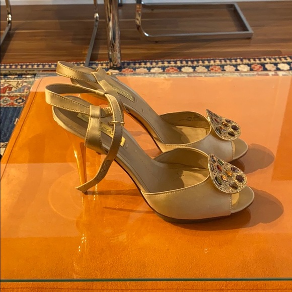 BCBG MaxAzria Pump - Picture 3 of 5